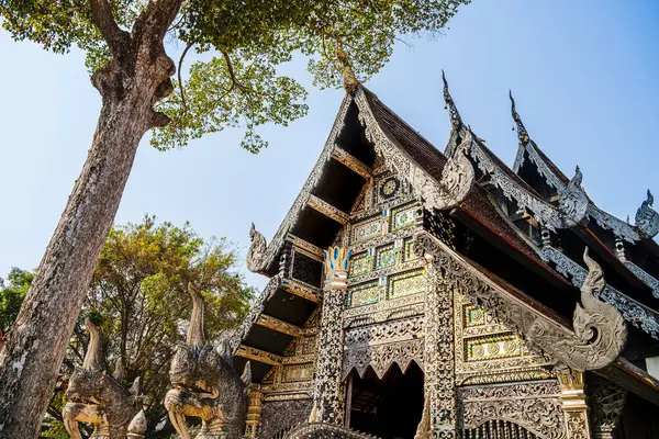 Chiang Mai, Tayland - 5 Şubat 2025: Güneşli havalarda tarihi merkez