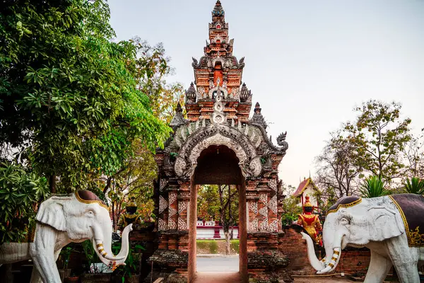 Chiang Mai, Tayland - 4 Şubat 2025 Wat Lok Moli, Dusk