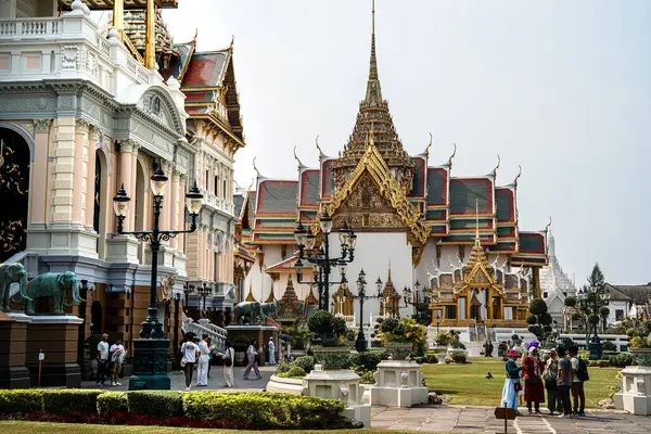 Bangkok, Tayland - 3 Şubat 2025: Güneşli havada Kraliyet Sarayı, HDR Görüntü