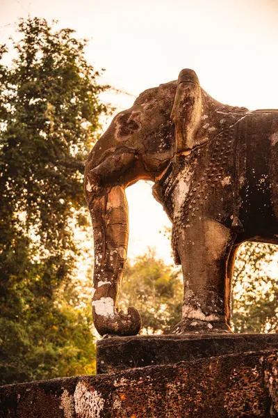 Angkor, Kamboçya 'daki Antik Doğu Mebon Tapınağı