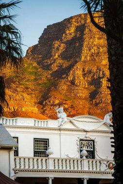 Cape Town, Güney Afrika - 2 Haziran 2025: Güneşli havalarda tarihi şehir merkezi