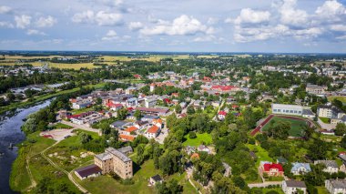 Bauska kalesinin Letonya 'daki havadan görüntüsü
