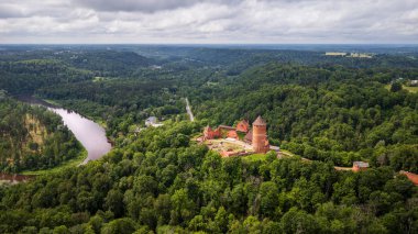 Yazın Letonya 'da Turaida Manzarası