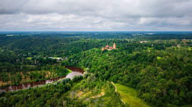Yazın Letonya 'da Turaida Manzarası