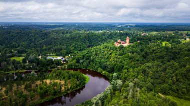 Yazın Letonya 'da Turaida Manzarası