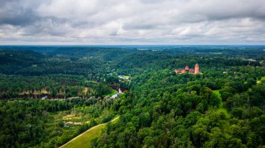 Yazın Letonya 'da Turaida Manzarası