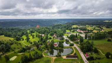 Yazın Letonya 'da Turaida Manzarası