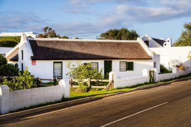 Arniston, Güney Afrika - 1 Haziran 2025: Resimli sahil köyü