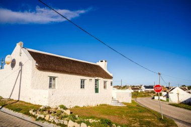 Arniston, Güney Afrika - 1 Haziran 2025: Resimli sahil köyü