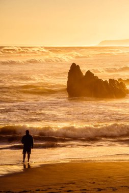Okyanus gün batımında Knysna, Güney Afrika yakınlarında       