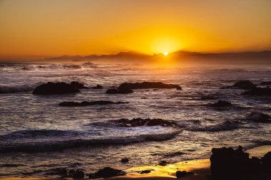 Okyanus gün batımında Knysna, Güney Afrika yakınlarında       