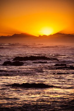 Okyanus gün batımında Knysna, Güney Afrika yakınlarında       