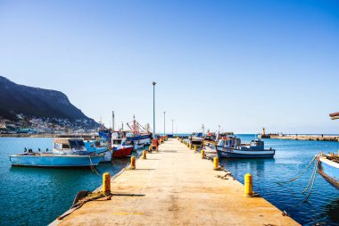 Güzel deniz kıyısı manzarası ve limandaki tekneler, Cape Peninsula, Güney Afrika              