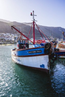 Güzel deniz kıyısı manzarası ve limandaki tekneler, Cape Peninsula, Güney Afrika              