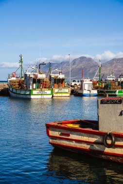 Güzel deniz kıyısı manzarası ve limandaki tekneler, Cape Peninsula, Güney Afrika              