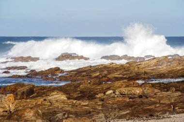 Deniz kıyısındaki kayalara çarpan güzel dalgalar, Cape Saint Francis, Güney Afrika               
