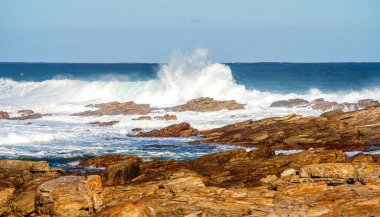 Deniz kıyısındaki kayalara çarpan güzel dalgalar, Cape Saint Francis, Güney Afrika               