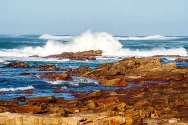 Deniz kıyısındaki kayalara çarpan güzel dalgalar, Cape Saint Francis, Güney Afrika               