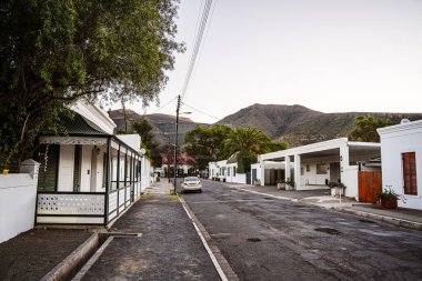 Graaff Reinet, Güney Afrika - 3 Haziran 2025: Akşam karanlığında tarihi merkez