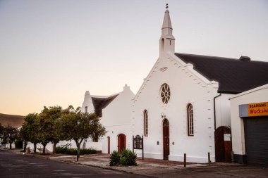 Graaff Reinet, Güney Afrika - 3 Haziran 2025: Akşam karanlığında tarihi merkez