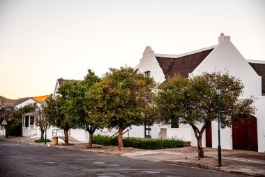 Graaff Reinet, Güney Afrika - 3 Haziran 2025: Akşam karanlığında tarihi merkez