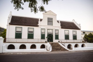 Graaff Reinet, Güney Afrika - 3 Haziran 2025: Akşam karanlığında tarihi merkez