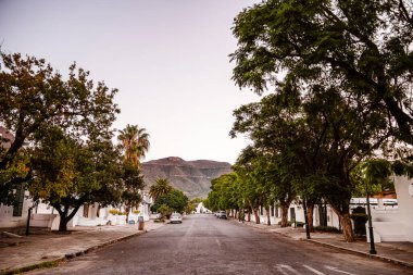 Graaff Reinet, Güney Afrika - 3 Haziran 2025: Akşam karanlığında tarihi merkez
