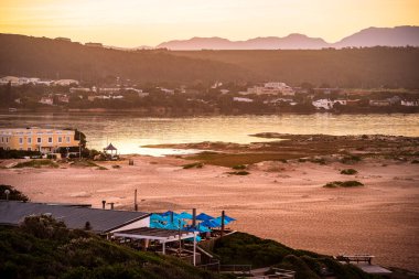 Günbatımında Plettenberg Körfezi, Güney Afrika