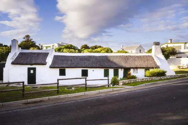 Arniston, Güney Afrika - 1 Haziran 2025: Resimli sahil köyü