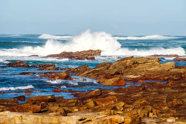 Deniz kıyısındaki kayalara çarpan güzel dalgalar, Cape Saint Francis, Güney Afrika               