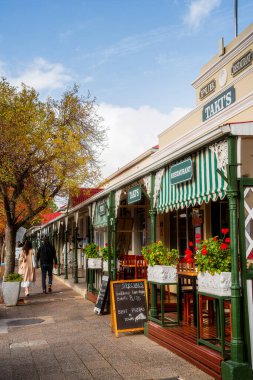 Franschhoek, Güney Afrika - 3 Haziran 2025: Yazın pitoresk şehir