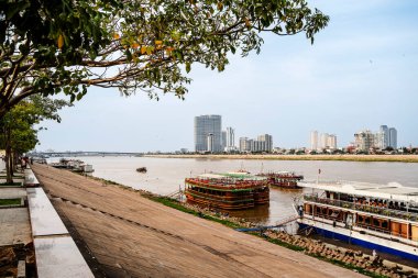 Phnom Penh, Kamboçya - 25 Ocak 2025: Güneşli havada tarihi şehir merkezi