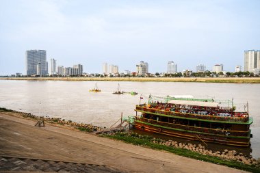 Phnom Penh, Kamboçya - 25 Ocak 2025: Güneşli havada tarihi şehir merkezi