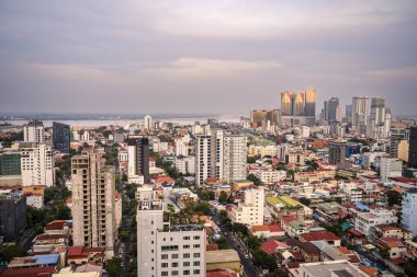 Phnom Penh, Kamboçya - 25 Ocak 2025: Karanlık Şehir manzarası