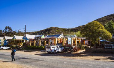 62. karayolu, Güney Afrika - 24 Haziran 2025: Güneşli havalarda resimli yol kenarları