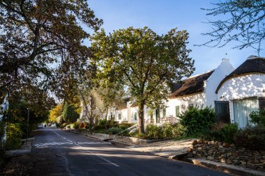 Tulbagh, Güney Afrika - 2 Temmuz 2025: Güneşli havalarda tarihi köy