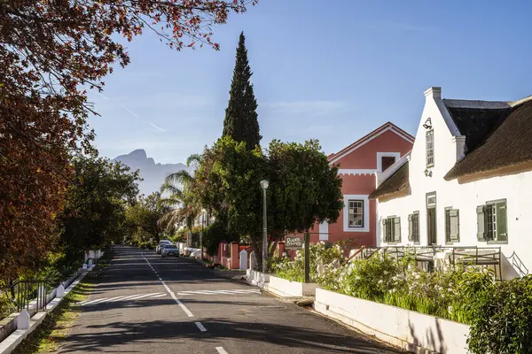 Tulbagh, Güney Afrika - 2 Temmuz 2025: Güneşli havalarda tarihi köy