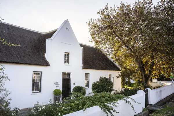 Tulbagh, Güney Afrika - 2 Temmuz 2025: Güneşli havalarda tarihi köy