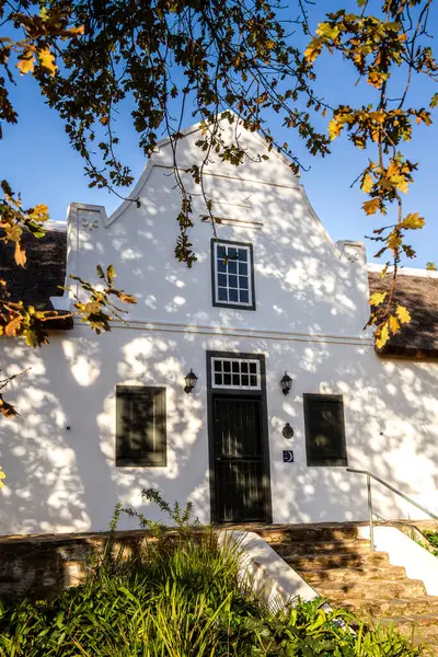 Tulbagh, Güney Afrika - 2 Temmuz 2025: Güneşli havalarda tarihi köy