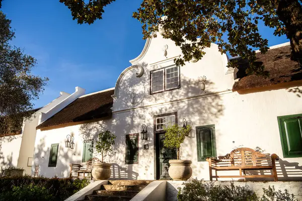 Tulbagh, Güney Afrika - 2 Temmuz 2025: Güneşli havalarda tarihi köy