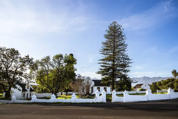 Tulbagh, Güney Afrika - 2 Temmuz 2025: Güneşli havalarda tarihi köy