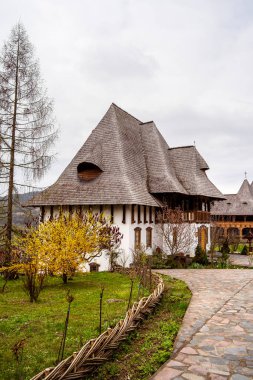 Barsana, Romanya - 3 Nisan 2025: İlkbaharda tarihi manastır