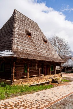 Saint Parascheva Kilisesi 'nin mimarisi, Romanya' nın Maramure Eyaleti, İzzei Komünü 'ndeki Romen Ortodoks Kilisesi