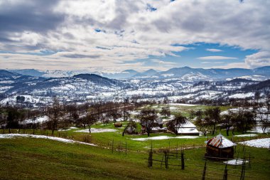 Saint Parascheva Kilisesi 'nin mimarisi, Romanya' nın Maramure Eyaleti, İzzei Komünü 'ndeki Romen Ortodoks Kilisesi