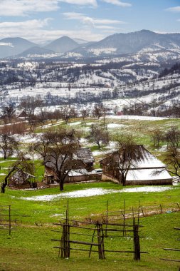 Saint Parascheva Kilisesi 'nin mimarisi, Romanya' nın Maramure Eyaleti, İzzei Komünü 'ndeki Romen Ortodoks Kilisesi
