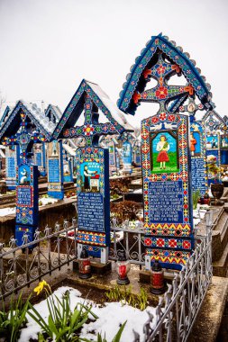 Sapanta, Romanya - 3 Nisan 2025: Karlı havada mezarlık manzarası