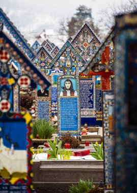 Sapanta, Romanya - 3 Nisan 2025: Karlı havada mezarlık manzarası