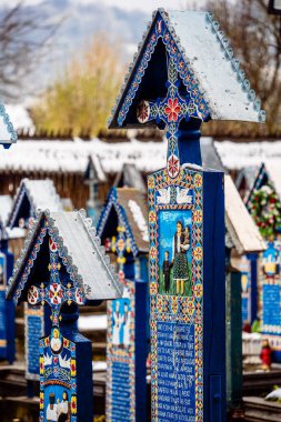 Sapanta, Romanya - 3 Nisan 2025: Karlı havada mezarlık manzarası