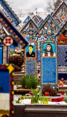 Sapanta, Romanya - 3 Nisan 2025: Karlı havada mezarlık manzarası