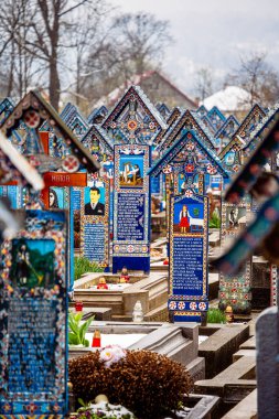 Sapanta, Romanya - 3 Nisan 2025: Karlı havada mezarlık manzarası